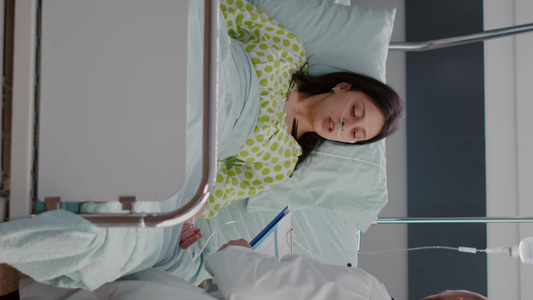 垂直视频在医院病房床上躺着鼻氧管的caucasian【竖版】视频