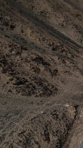 航拍新疆昆仑山脉中蜿蜒崎岖的公路视频盘龙古道视频