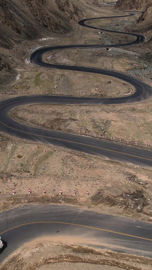 航拍新疆昆仑山脉中蜿蜒崎岖的公路视频自驾旅游53秒视频