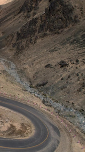 航拍新疆昆仑山脉中蜿蜒崎岖的公路视频旅游度假视频