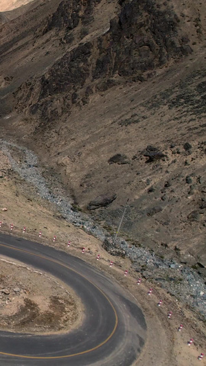 航拍新疆昆仑山脉中蜿蜒崎岖的公路视频旅游度假53秒视频