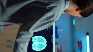 研究分析大脑扫描的监视器的研究员【竖版】16秒视频