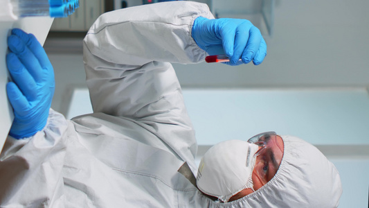 垂直视频无菌化学实验的科学家分析从试验浴缸抽取的血样视频