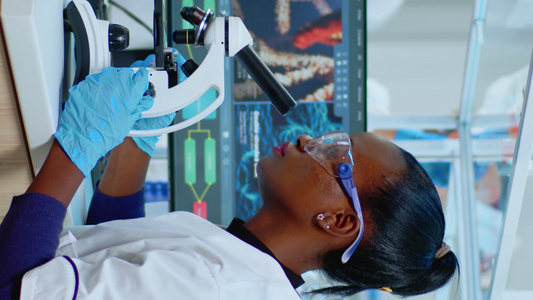 垂直视频坐在实验室分析血液化验的黑生物化学女性在实验室【竖版】视频