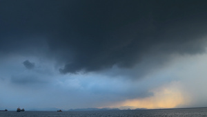 4K海面上的雷阵雨24秒视频