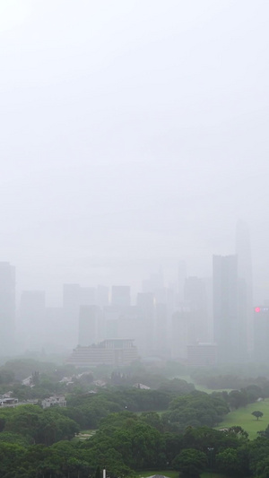 深圳福田区降雨城市建筑群25秒视频