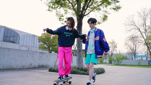 街头潮流运动青年玩滑板15秒视频