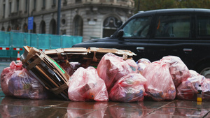 人行道上丢弃的纸板和粉红色塑料袋垃圾7秒视频