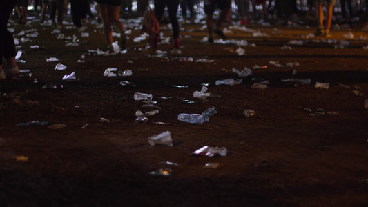 一场音乐会后垃圾倒在地上的塑料杯子上人们走路走来走去视频
