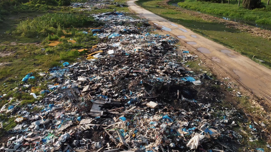 大量建筑工业废物和垃圾路边的垃圾视频