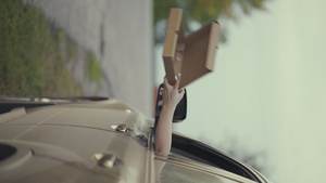 纵向视频驾驶员从路上的汽车窗上扔掉比萨和汉堡盒社会14秒视频