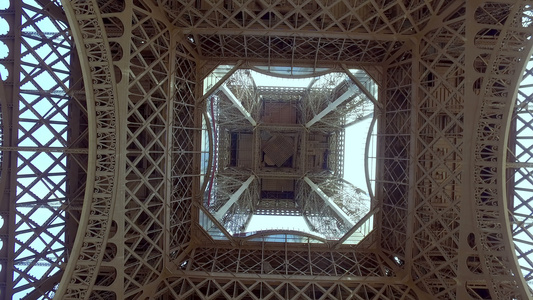 在法国巴黎的观光旅游地标埃菲尔塔从塔下拍摄电影镜头视频