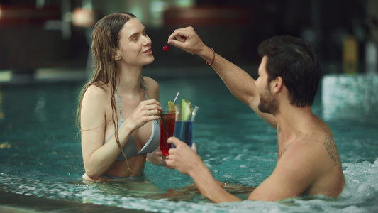 快乐的一对情侣在浴池享受饮料视频