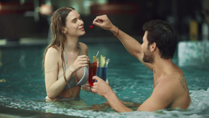 快乐的一对情侣在浴池享受饮料15秒视频