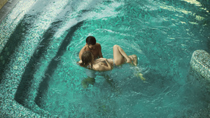 在游泳池一起洗澡的情侣放松的景象19秒视频