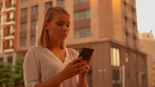 户外使用智能手机的女商人视频