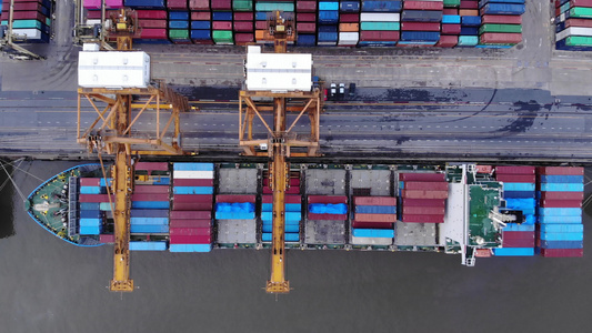 鸟瞰图大型货船在大型港口装载集装箱视频