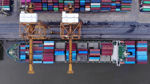 鸟瞰图大型货船在大型港口装载集装箱55秒视频