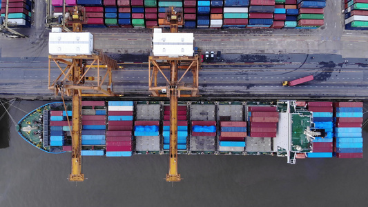 鸟瞰图大型货船在大型港口装载集装箱视频