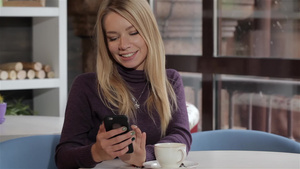 女用手机在咖啡馆的电话留言12秒视频