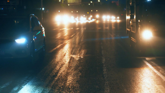 低角度拍摄夜晚行驶路上的汽车视频
