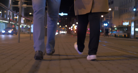 晚上在城里散步的情侣视频