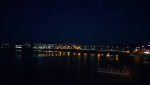 夜里看到一个美丽的桥的景象在晚上在海水上过海21秒视频