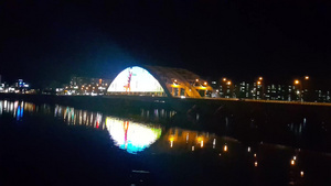 夜里看到一个美丽的桥的景象在晚上在海水上过海14秒视频