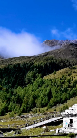 四姑娘山景区白塔和远处雪山自然风光延时17秒视频
