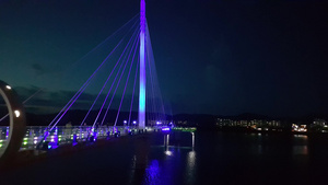 夜里美丽的桥的景象17秒视频