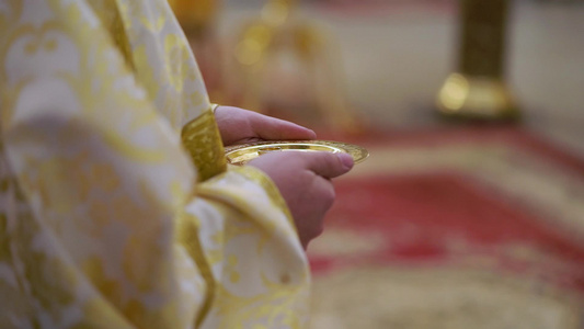在教堂举行婚礼在基督教教堂举行的婚礼神父新娘和新郎视频