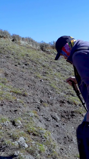 负重前行徒步登山的登山者24秒视频