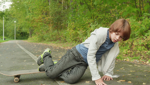 在夏日公园里从滑板上摔下来的少年21秒视频