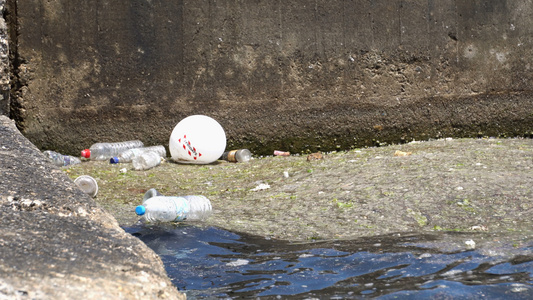 在水面上脏化的塑料废物和瓶装废物视频