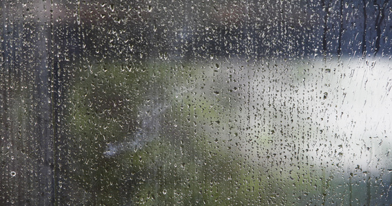 用透明塑料抽象的雨滴在时间流逝时对透明塑料进行抽空视频