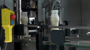 牛奶厂的设备9秒视频