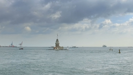 少女塔的视线从双硫磺海在伊斯坦布尔岛火鸡视频
