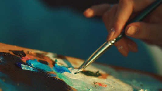 女性艺术家将调色板上的油漆与刷子混在一起视频