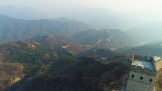 在阳光明媚的白天空中观察无人驾驶飞机向上和向下飞去视频