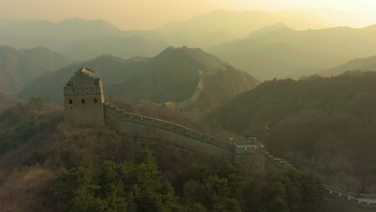 春天日落时的中国大城墙喷发空中视线无人机向前飞视频