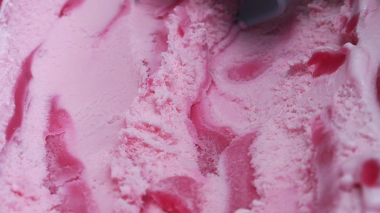 用勺子从容器里拿出冰淇淋草莓来视频