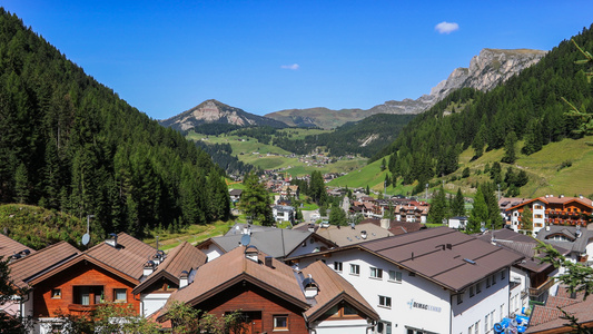 阿尔卑斯山谷里的小乡村实拍视频视频