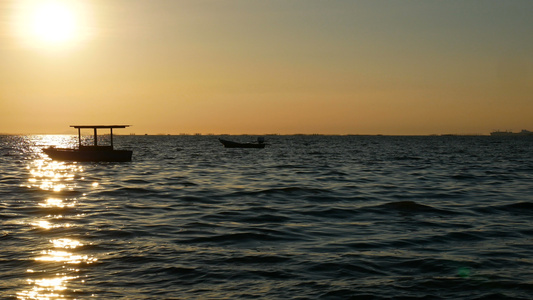日落或日出时有小浪美丽的阳光与水面反射在一起的海洋视频