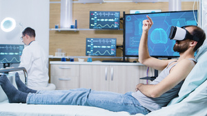 病人躺在医院床上戴着虚拟现实护目镜16秒视频