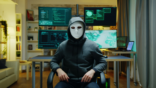 身戴白面罩的网络罪犯使用扩大的现实视频