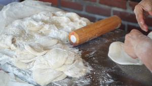 女人用擀面杖在面粉中揉面团做墨西哥玉米饼准备拉丁美洲10秒视频
