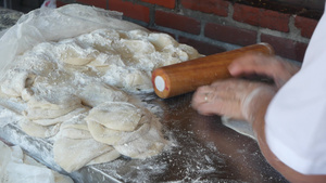 女人用擀面杖在面粉中揉面团做墨西哥玉米饼准备拉丁美洲10秒视频