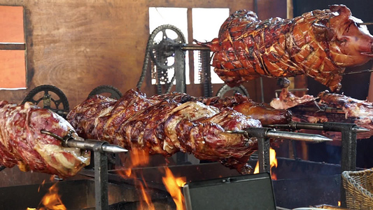 长满大片猪肉和一整块猪肉的壁炉视频