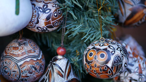 木制装饰手工墨西哥装饰垂悬在新年树手工艺品市场加利福尼亚10秒视频