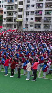 航拍贵州山区小学升旗仪式【该视频无肖像权，请勿商用】小学环境视频